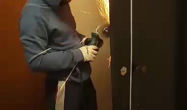 Установка замка в металлическую дверь.
