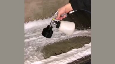 Процесс чистки очень грязного багажника.
