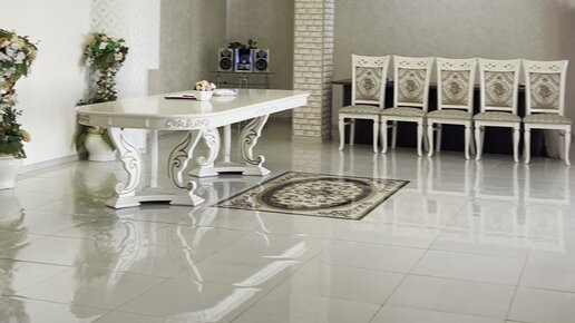 Yigit etuk ayollarni yalaydi