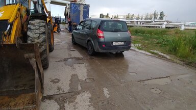 Разгрузка торфа.