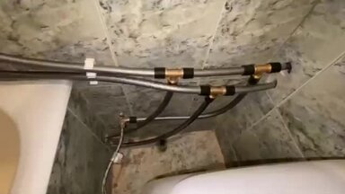 Монтаж труб РЕХАУ  ГВС-ХВС  по наружней стене.