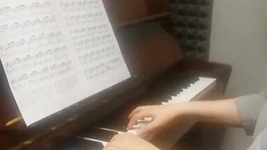 Мария занималась в школе музыкой. Но мечта играть сохранилась. Сейчас наша программа включает композиции Баха, Моцарта, Эинауди, Тирсена