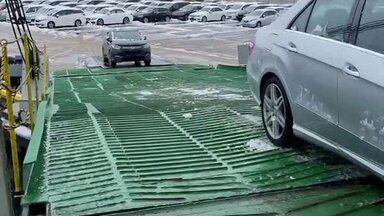 Япония, погрузка авто на паром