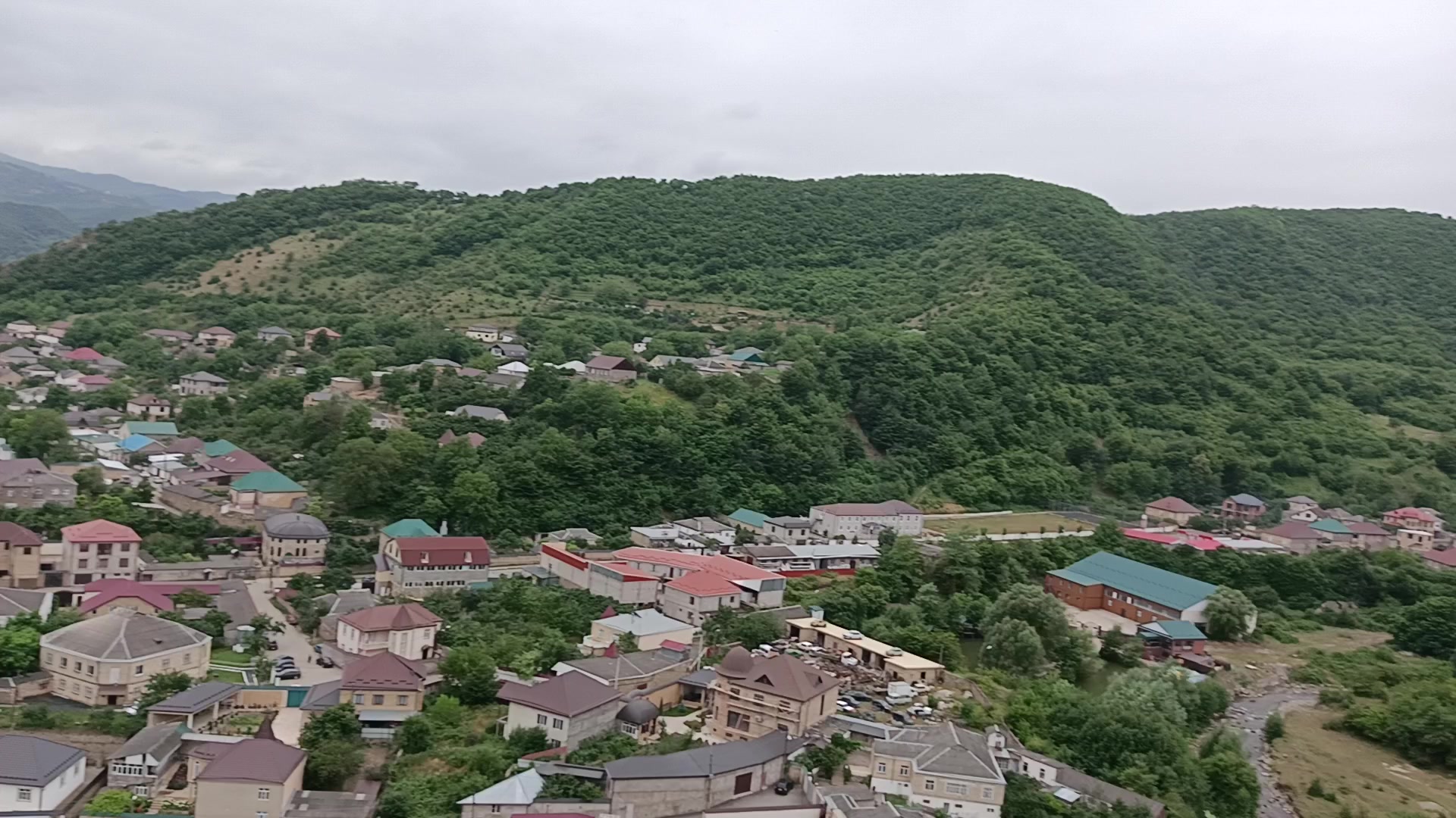 Yotoqxonadagi yalangoch talabalar suratlari