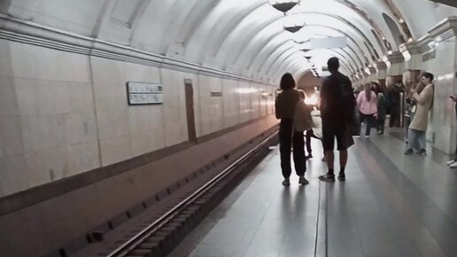 Qizning pubik hududining fotosurati