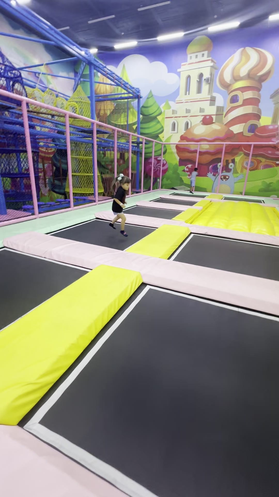 Ол өзінің шарларын кискасына итеріп жіберді.