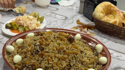 plyaj topi bilan yalangoch qizlar