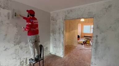 Шпаклевка стен. Перед шпаклевкой обязательно необхадимо загрунтовать основание.
