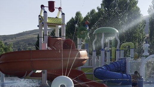 U qarshilik qildi, lekin baribir uni sikishdi.