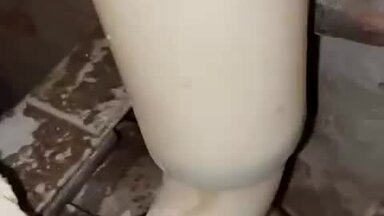 Скрытая течь за стеной в двух местах.