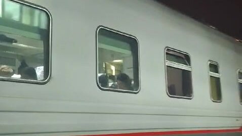 Үлкен кеудесі бар жалаңаш әйелдерді көрсетіңіз