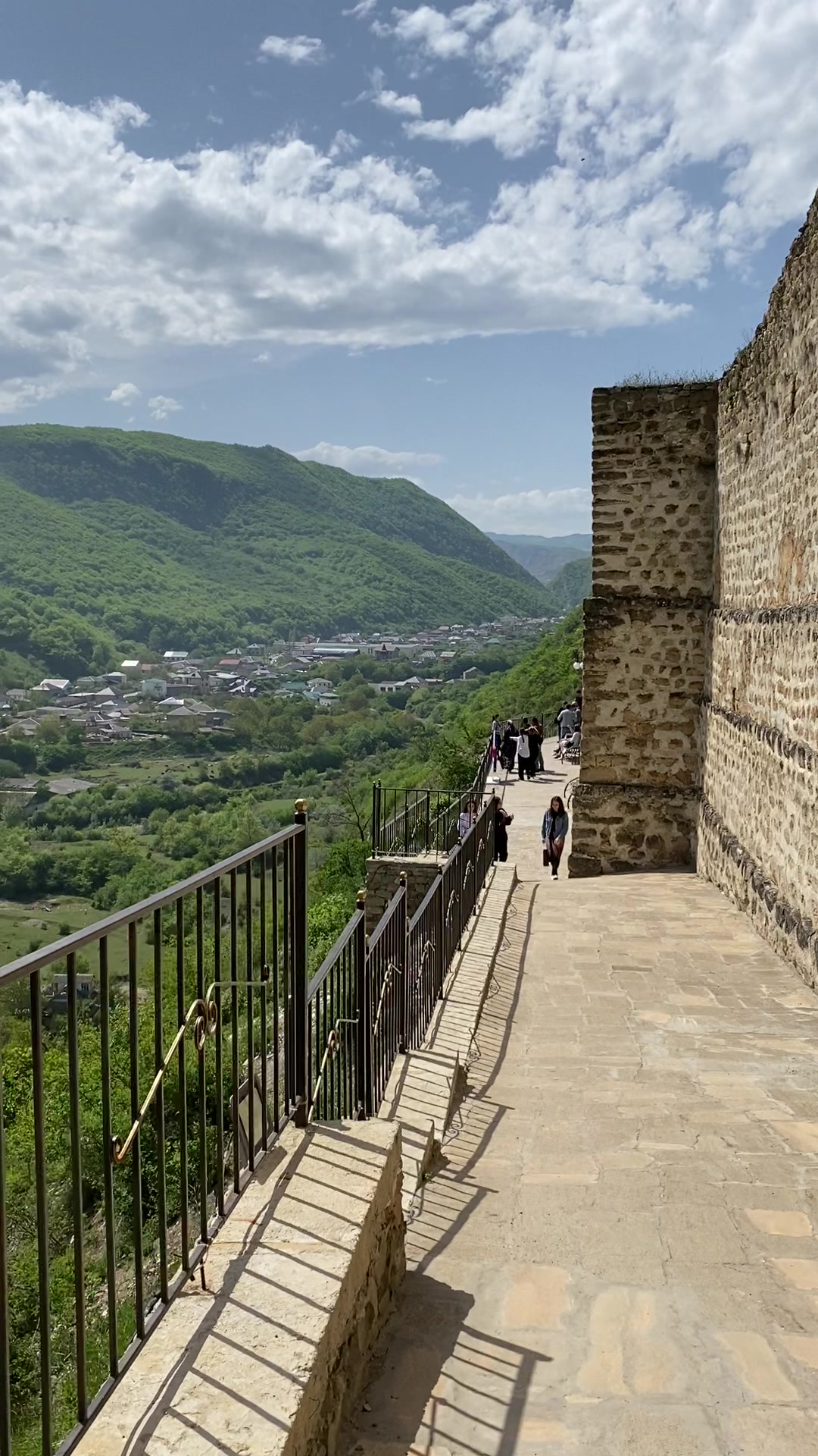 Yuz erkakning onlayn pornosini tomosha qiling