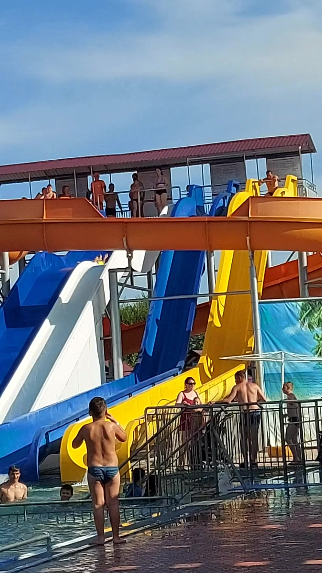 Jennifer Love Xyuitt filmlarda jinsiy aloqada boladi.