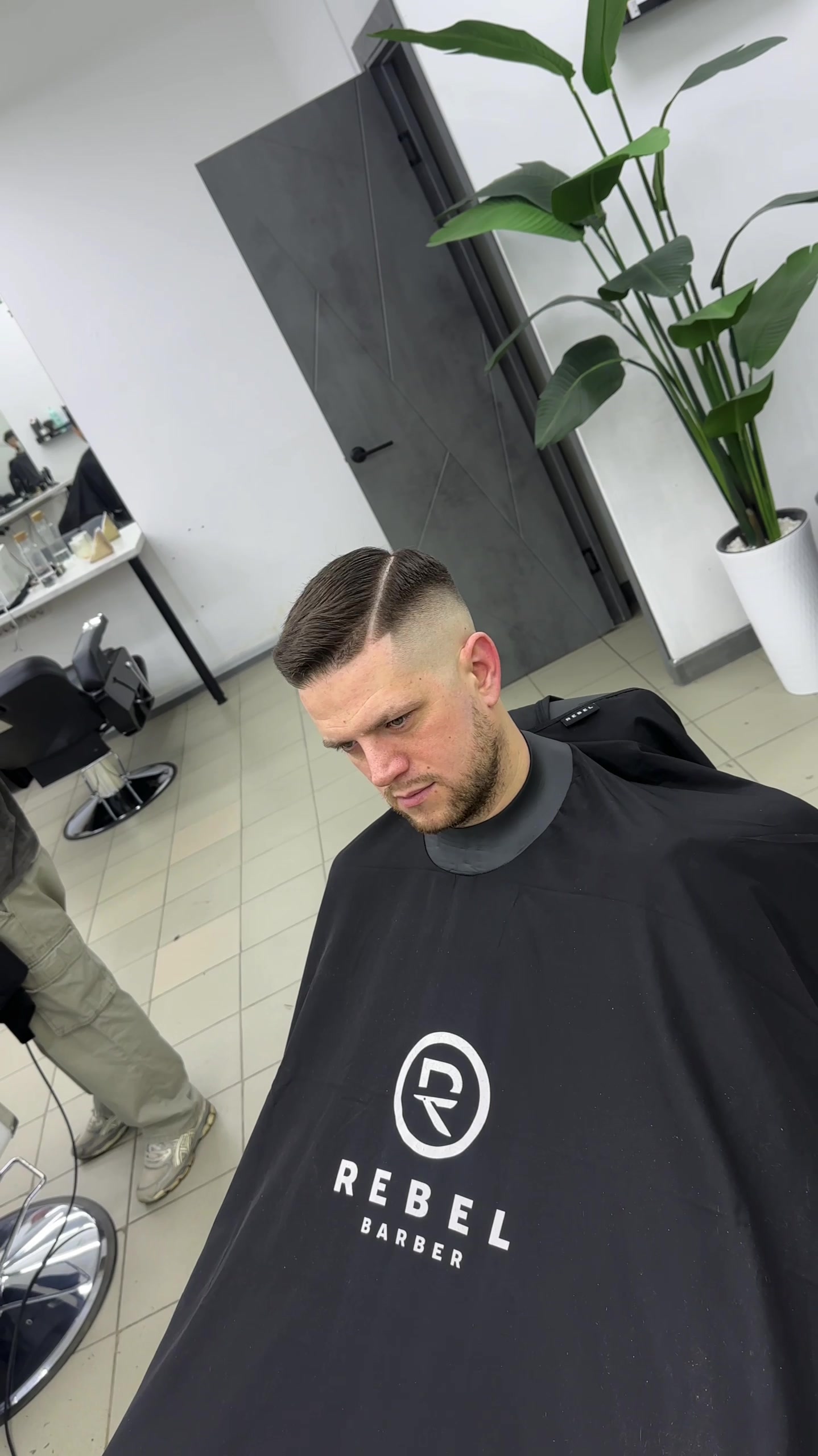 Doggy uslubidagi yalangoch etuk ayollarning fotosuratlari