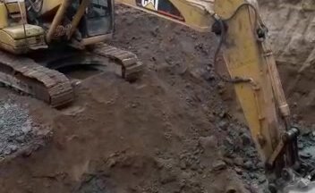 Работа гусеничного экскаватора