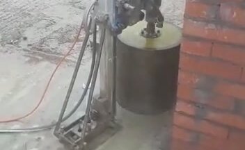 Буровая установка сверлит сама, без помощи оператора.
