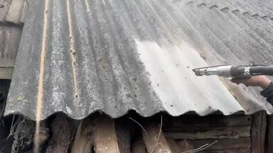 Очистка крыши из шифера