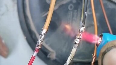 Пропайка соединения проводов с помощью паяльной пасты. Паста состоит из флюса и очень мелких частичек припоя.