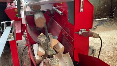 Наша скоростная финская линия HakkiPilke на которой мы производим дрова
