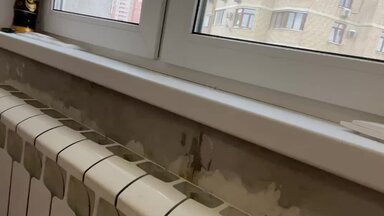 Тут нас ожидают следующие виды работ.  Демонтаж обоев. Шпаклевание.  Грунтовка стен.  Поклейка обоев под покраску. Покраска обоев. 🎨  Ожидайте какой будет финальный результат. ☺️