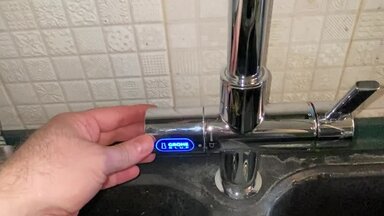 Установка смесителя Grohe с подключением фильтра и электронного счетчика расхода воды с фильтра.