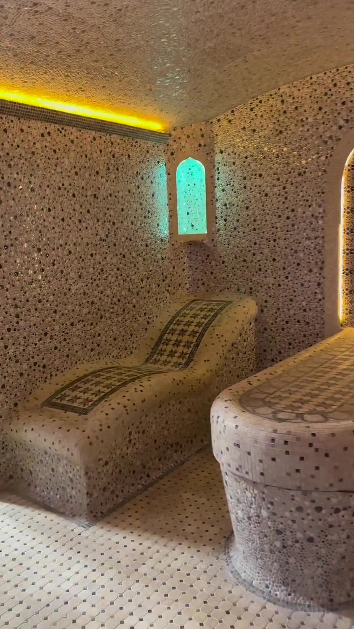 Uning qiz dosti kammingni suratga olish