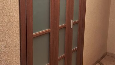 Одна створка распашная и дверь книжка.