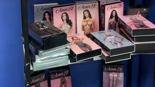 «Әкесі қызын ұрып жатыр» порно фильмін көріңіз.