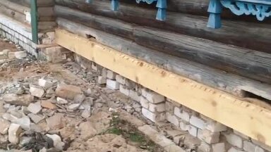 Поднятие дома и замена венцов