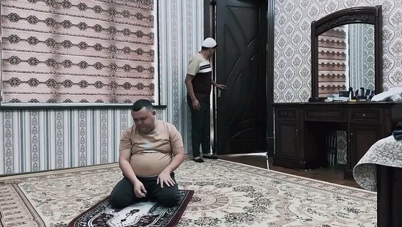 Kirish yolida silkitishni yaxshi koradigan yigitning videosi