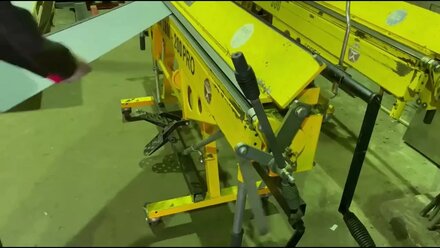 Гибка оцинкованного профиля на ручном листогибе