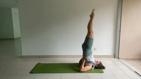 стойка на плечах в йоге