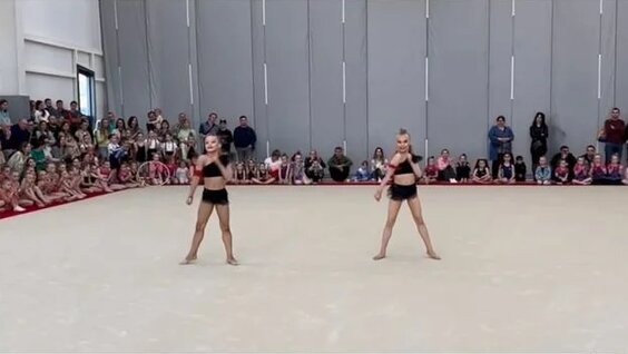 Моншадағы жетілген жалаңаш әйелдер видеосы