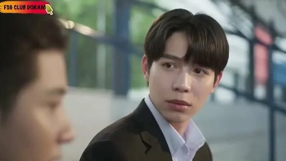 Мұғалімнің юбкасының астынан онлайн порно қарады