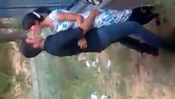 Er-xotin opadi, bir-birini silkitadi va bir oz vaqt otgach, bir-birining mushukchasidagi sik bilan j