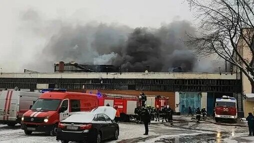 Что вызвало стремительное распространение огня на складе в Москве — Видео от Пятый канал | Новости