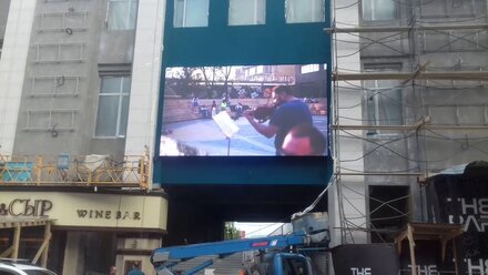 Видеоэкран с передним обслуживанием