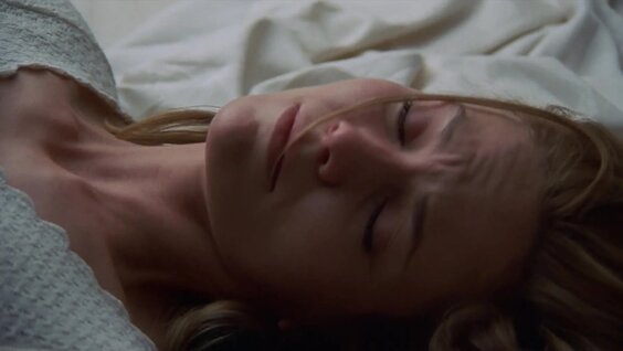 Erkaklar xotinlariga musht tushiradilar