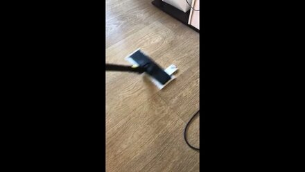 Удаление застарелой грязи с линолеума, с помощью пароочистителя Karcher.