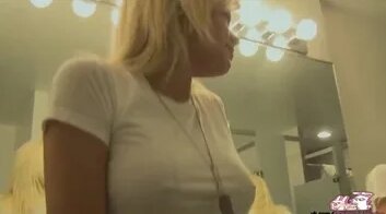 Минет шашты ұстайды