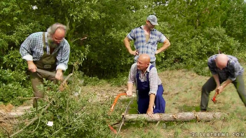 Групповой секс с развратницей на полянке с золотым дождем