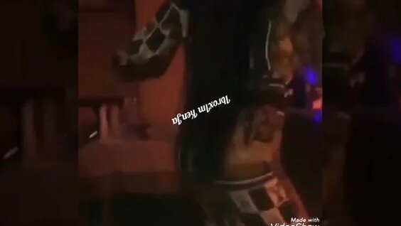 Yalangoch uxlayotgan qiz video