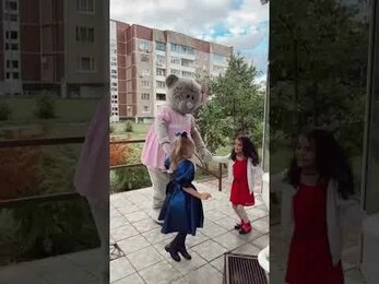 Медвежонок Тедди танцует на детском празднике