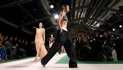 модный показ на подиуме с современными костюмами