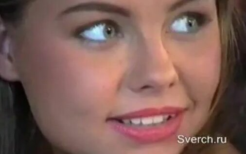 Kamera oldida uyatchan