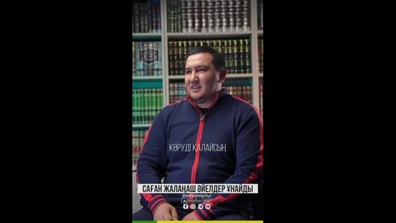 Аяқтарын кең жайған жалаңаш әйелдер