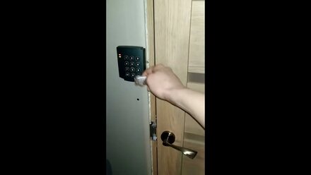 Установка электромеханической защёлки Smartec ST-SL130NO на деревянную дверь