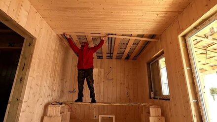 Монтаж вагонки в каркасном доме.