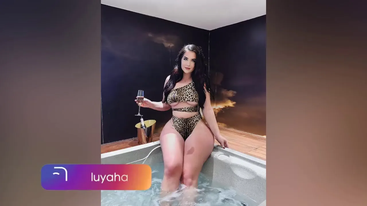 Колготкидегі трусисыз юбка астында