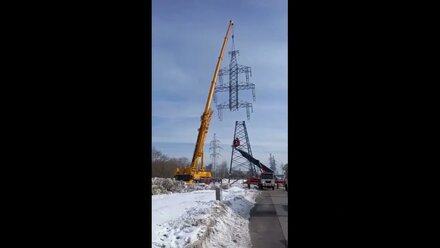 Демонтаж и подъём опоры ЛЭП краном